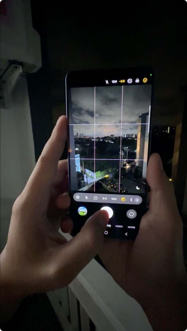 Galaxy S26 Ultra 照片助手，輕松把黑夜變成白天。