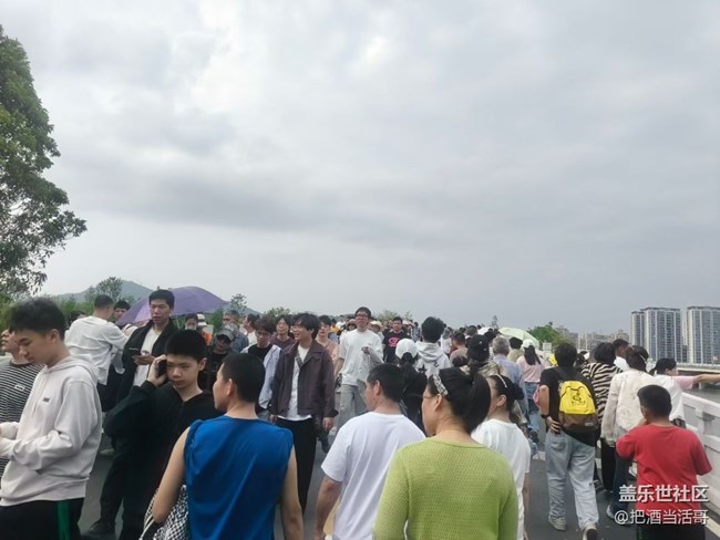 【折疊屏手機陪伴的五一】數(shù)人頭