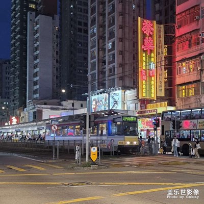 元朗青山公路上的輕鐵