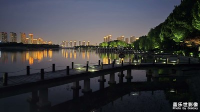 【一城一景】夜幕下的湖畔色彩
