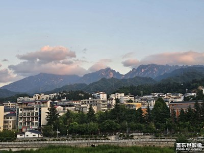 山有粉霞，城有煙火，人間安穩(wěn)，歲歲如常。