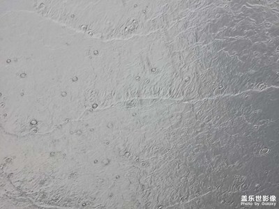 今天的隨手拍-雨水落在玻璃頂蓋上