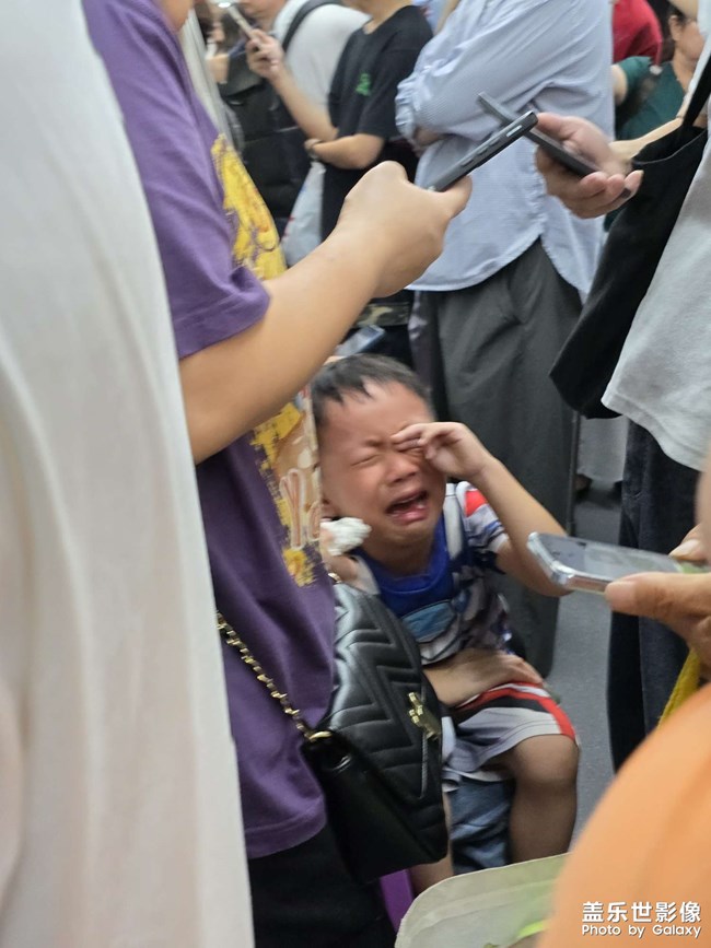 地鐵里那個(gè)大哭的小屁孩