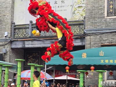 【行攝正月里】別人表演醒獅，我被擠成尸喪