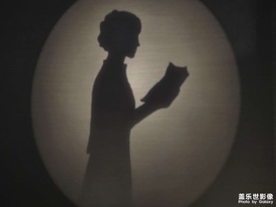 孫文街上春陽暖，騎樓過處歲痕新