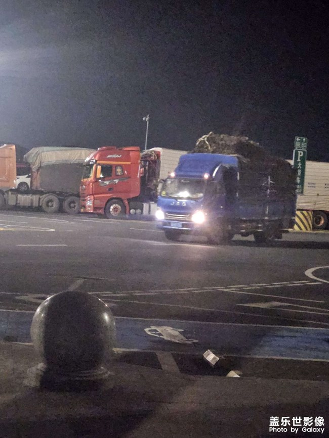 凌晨的服務(wù)區(qū)卡車司機(jī)好辛苦