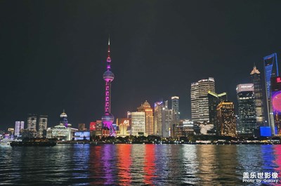 江風(fēng)漫過上海外灘夜，把夢(mèng)揉進(jìn)明媚星光里